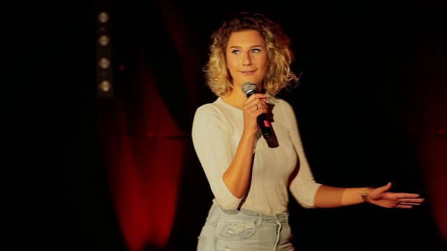 Wiolka Walaszczyk stand up - odkryj jej absurdalny humor i występy Wiolka Walaszczyk stand up - odkryj jej absurdalny humor i występy