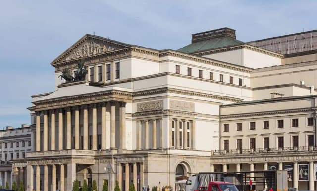 Kto założył teatr narodowy w Warszawie? Odkryj jego fascynującą historię Kto założył teatr narodowy w Warszawie? Odkryj jego fascynującą historię