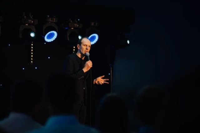 Kabaret stand up: Najlepsze występy, które musisz zobaczyć Kabaret stand up: Najlepsze występy, które musisz zobaczyć